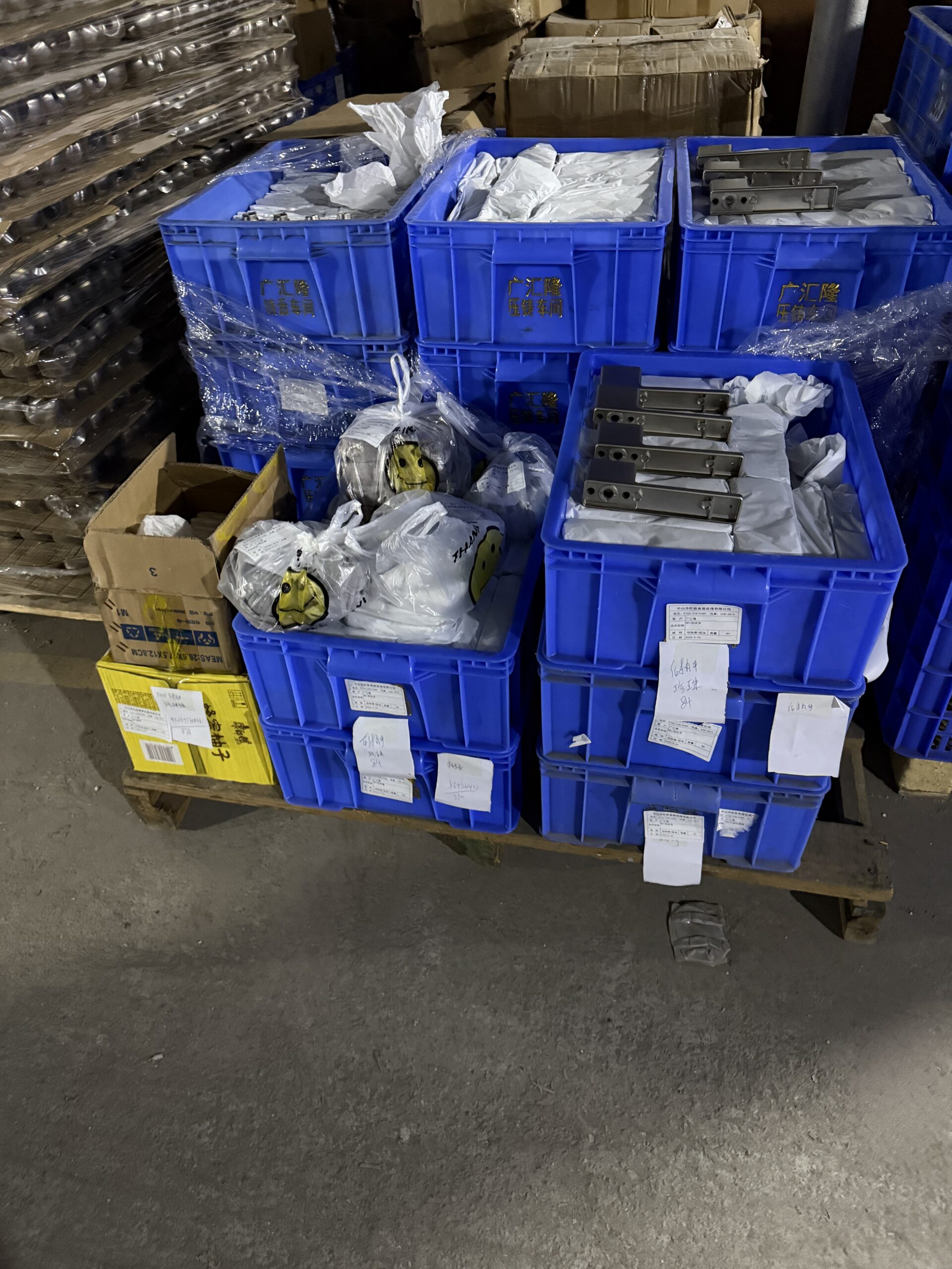Packed lock parts after surface preparation